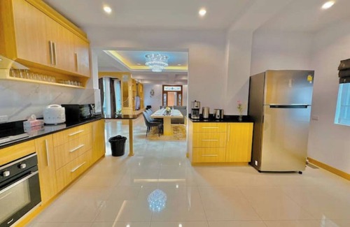 Central Pattaya Villa | Tagvilla Lagoon Pool Villa in Pattaya 8 Bedroom