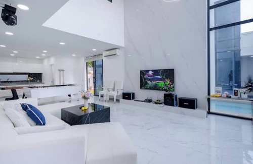 Central Pattaya Villa | TagVilla Palm Spring Villa in Pattaya -8 Bedroom