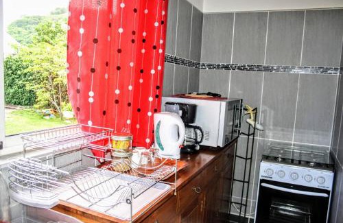 Punaauia Apartment | TAHITI - Sanny's Place Family Room & Poo