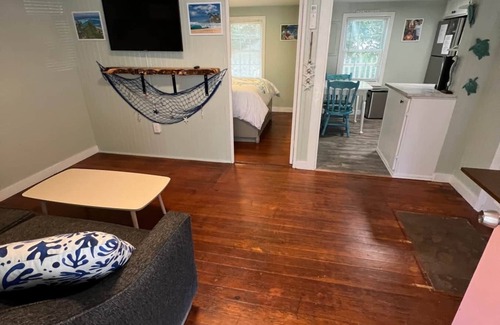Plymouth House | Tahiti*sleeps 5*near beach*fire pit*outdoor shower*grill