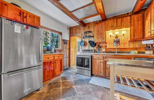 Tahoe City House | Tahoe City Gem | Pet-Friendly Yard + Walk to Beach