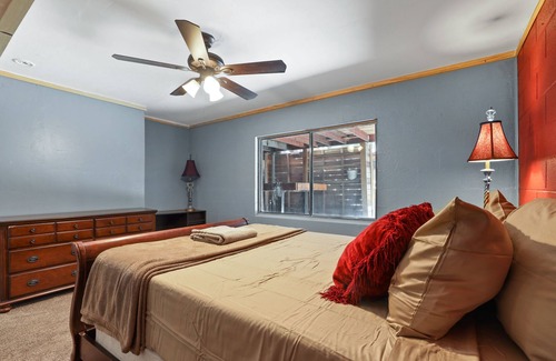 Lower Kingsbury House | Tahoe Forest Lodge, 5 BR-sleeps 10, hot tub, great back yard (SL196Meadow)