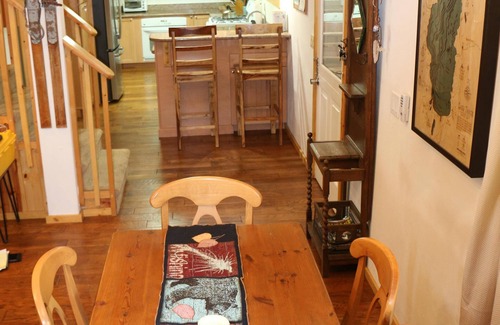 Sunnyside Cabin | Tahoe Park 4 BR 3 BA, walk to Lake Tahoe, hot tub, pet-friendly, NO SKI LEASE