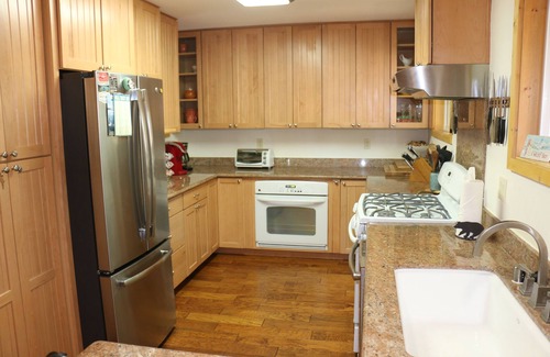 Sunnyside Cabin | Tahoe Park 4 BR 3 BA, walk to Lake Tahoe, hot tub, pet-friendly, NO SKI LEASE