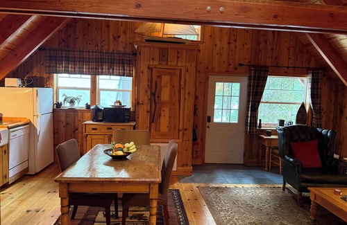 Sunnyside Cabin | Tahoe Park Architectural Gem – Cozy, Convenient & Dog-Friendly!