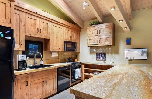 Tahoma Condo | Tahoma Condo w/Gas Grill | Lakefront HOA Amenities Access