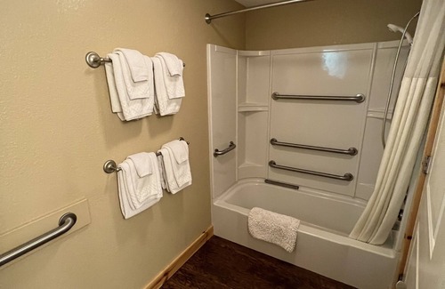 Paradise Hotel | Tahquamenon Suites Lodging - One Bedroom Suite #6