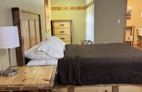Paradise Hotel | Tahquamenon Suites Lodging - Double Queen Suite