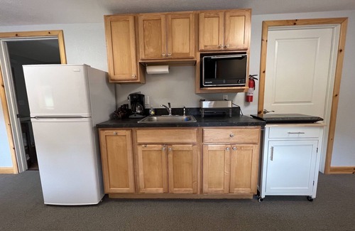 Paradise Cabin | Tahquamenon Suites Lodging