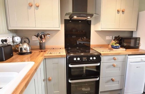 Murthly Cottage | TAIGH A GHOBHA, pet friendly, with a garden in Dunkeld