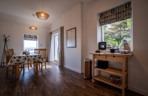 Eyre House | Taigh Dolag. Skye Holiday house, central location with stunning views.