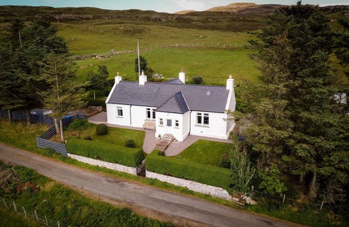 Eyre House | Taigh Dolag. Skye Holiday house, central location with stunning views.