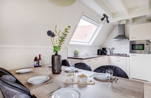 Zwiggelte House | Tailed Wit I Cottage with Cozy Garden
