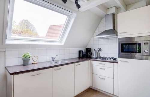 Zwiggelte House | Tailed Wit I Cottage with Cozy Garden