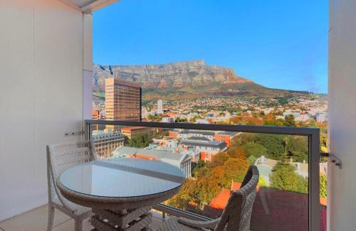 Bo'Kaap Apartment | Taj Residence suite 1408 - double deluxe suite with lounge for 4 guests - stunning Table Mtn views