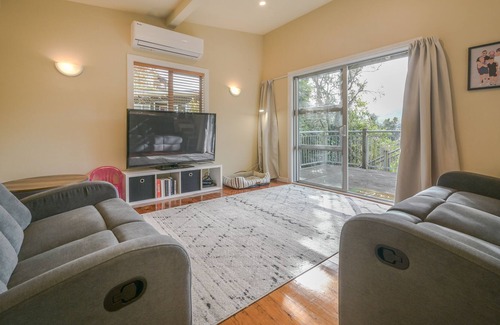 Akaroa House | Takamatua Treehouse - Takamatua Bay Holiday Home