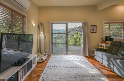 Akaroa House | Takamatua Treehouse - Takamatua Bay Holiday Home