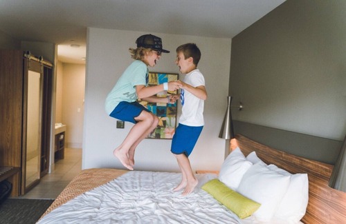 Circleville Resort | Take a Holiday Adventure! 3 Spacious Units with Free Parking! Indoor Waterpark!