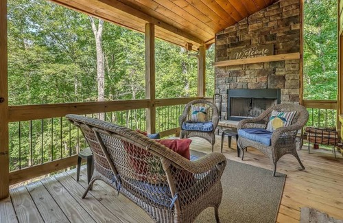 Blue Ridge Cabin | Take a Paws - close to downtown, fenced yard, pets