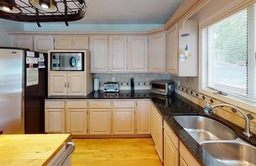 Huddleston House | Take An Additional 10% Off 9/13-20! PROMO CODE: 10MORE! 2-3 Night Minimum for ANY REMAINING DATES! C