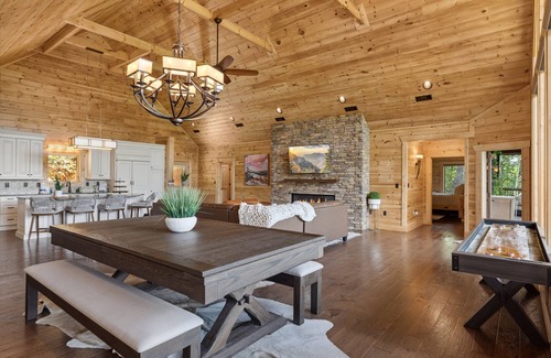 Gatlinburg - Pigeon Forge Cabin | Take Me Down to "Bearadise City", a Luxurious 4 BR Cabin Nestled in the Cobbly Knob Resort!