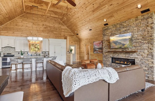 Gatlinburg - Pigeon Forge Cabin | Take Me Down to "Bearadise City", a Luxurious 4 BR Cabin Nestled in the Cobbly Knob Resort!