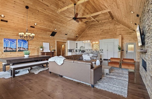 Gatlinburg - Pigeon Forge Cabin | Take Me Down to "Bearadise City", a Luxurious 4 BR Cabin Nestled in the Cobbly Knob Resort!