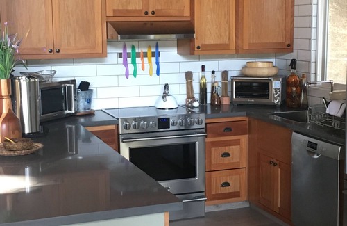 Murphys House | Take the Time off & Walk to Main St. from this home nest high in the trees!