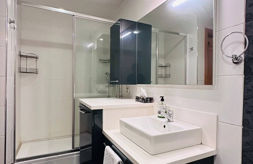 Gumussuyu Mahallesi Apartment | TAKSiM PERFECT RESİDENCE, 3 BEDROOMS, 140 SQUAREMETER, POOL GYM SAUNA Wifi