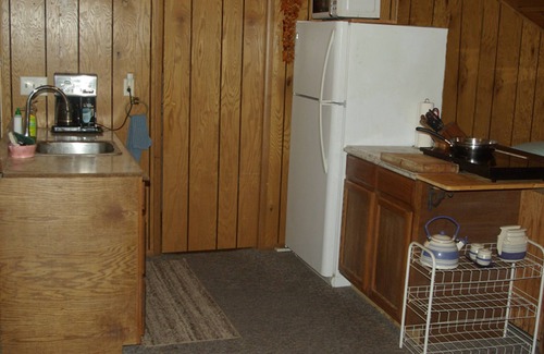 Clovis Apartment | Talahi Ranch Retreat, king bed, 2 twins, 48" TV, sofa, tables, chairs, kitchen
