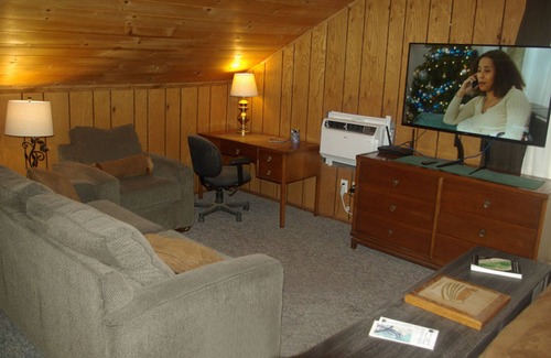 Clovis Apartment | Talahi Ranch Retreat, king bed, 2 twins, 48" TV, sofa, tables, chairs, kitchen