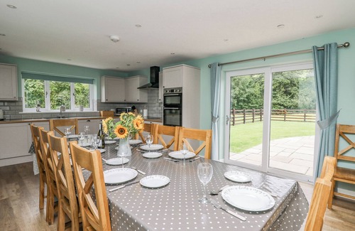Builth Wells Cottage | TALARDDU COTTAGE, pet friendly, with hot tub in Builth Wells