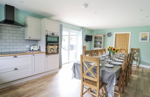 Builth Wells Cottage | TALARDDU COTTAGE, pet friendly, with hot tub in Builth Wells