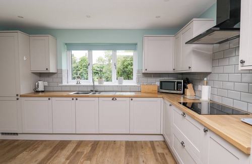 Builth Wells Cottage | TALARDDU COTTAGE, pet friendly, with hot tub in Builth Wells