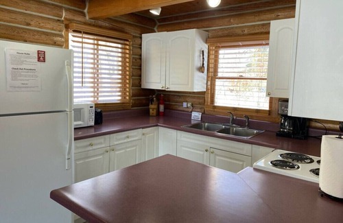 Talkeetna Cabin | Talkeetna Log Cabin with Hot Tub Unit 2
