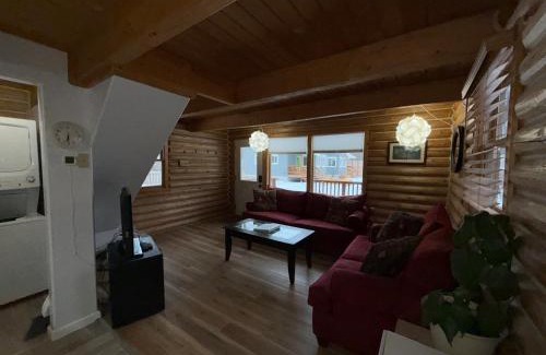 Talkeetna House | Talkeetna Log Cabin with Hot Tub Unit 2