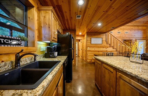 Hochatown Cabin | Tall Pines Resort: 2 BR + Loft, 3 Bath, Sleeps 8