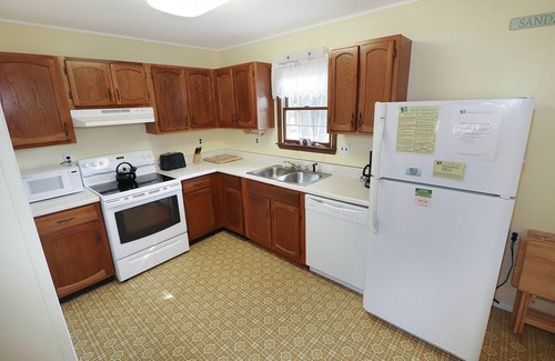 Chincoteague House | Tall Pines - Pet friendly; Screened porch!