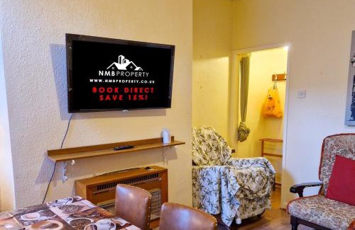 Belle Vue House | Tallis House, Sleeps 5, near City Centre, Free Parking, Long or Short Stays - by NMB Property