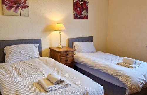 Belle Vue House | Tallis House, Sleeps 5, near City Centre, Free Parking, Long or Short Stays - by NMB Property