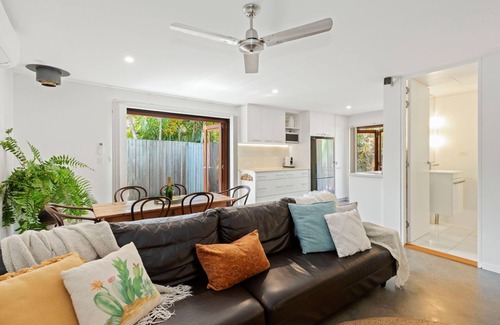 Suffolk Park House | Tallow Beach Retreat - welcoming pet-friendly unit