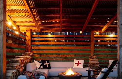 Stowe Area Hotel | Tälta Lodge, a Bluebird by Lark | King Suite | Indoor Swimming Pool & Fire Pits