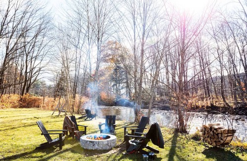 Stowe Area Hotel | Tälta Lodge, a Bluebird by Lark | King Suite | Indoor Swimming Pool & Fire Pits