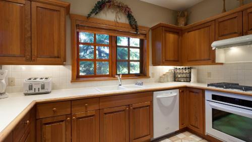 Nordic Estates House | Taluswood 41 | Spacious Cabin-Style Home w/Ski Access, Private Hot Tub & Media Den