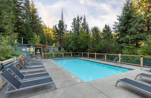 Nordic Estates House | Taluswood 41 | Spacious Cabin-Style Home w/Ski Access, Private Hot Tub & Media Den