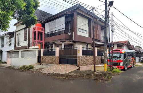 Tangerang House | TAMA Guesthouse 15 People for Family or Group