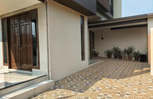 Tangerang House | TAMA Guesthouse 15 People for Family or Group