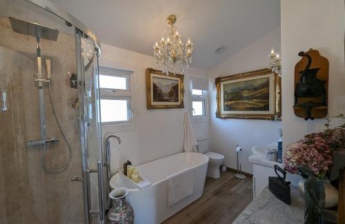 Richmond-upon-Thames House | Tamanzi Taggs-floating home on idyllic island
