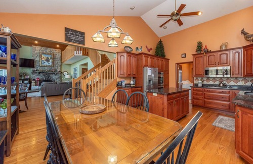 The View House | Tamaqua Lodge: Lakefront, Private Dock, Hot Tub, Fire Pit, Foosball!