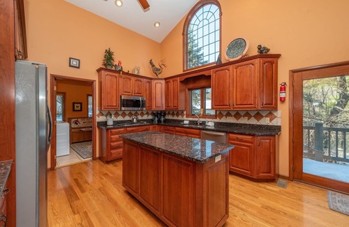 The View House | Tamaqua Lodge: Lakefront, Private Dock, Hot Tub, Fire Pit, Foosball!